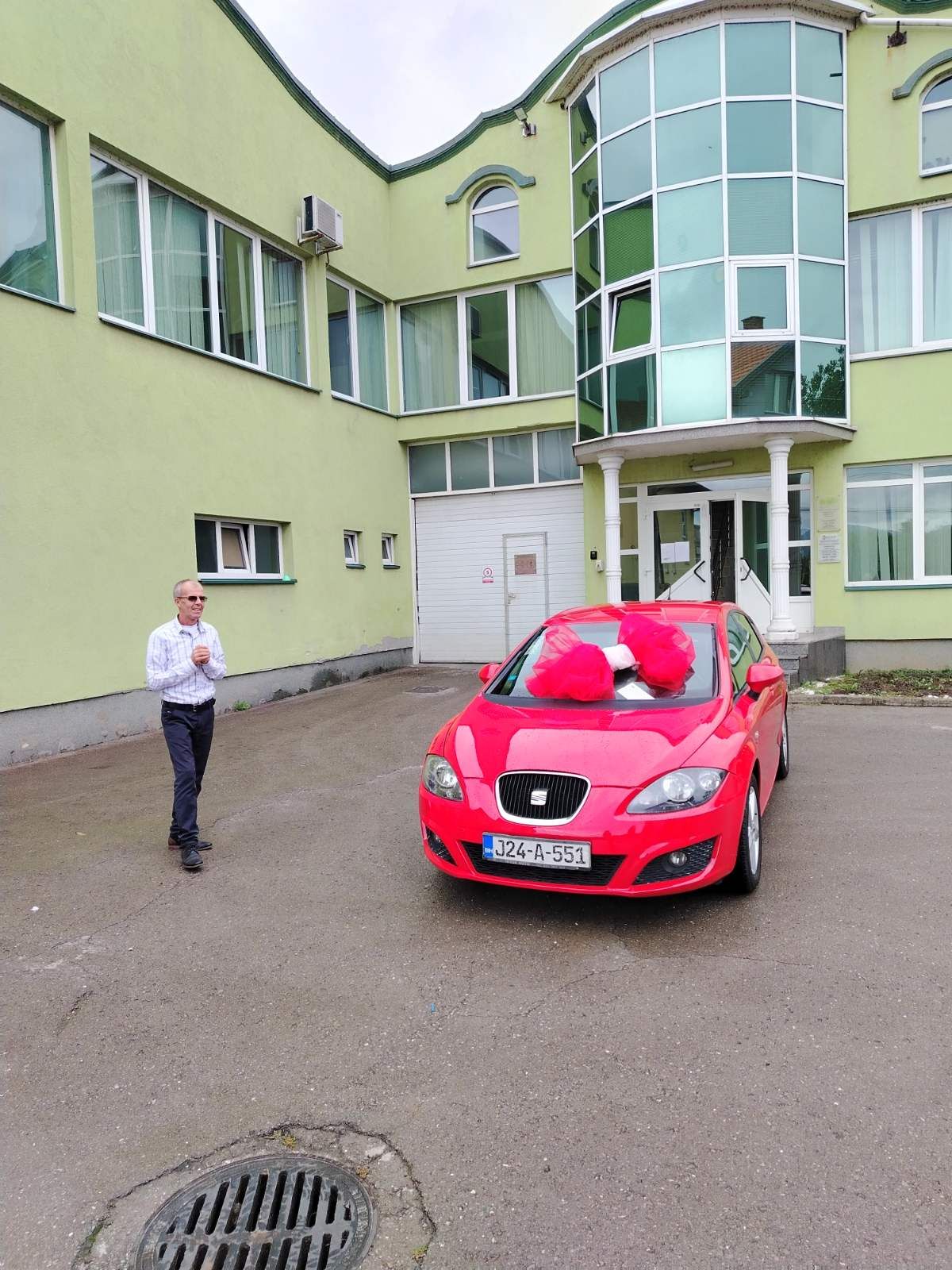 Iz Visokog sa ljubavlju: Neimax svom uposleniku Edinu Draguniću poklonio automobil