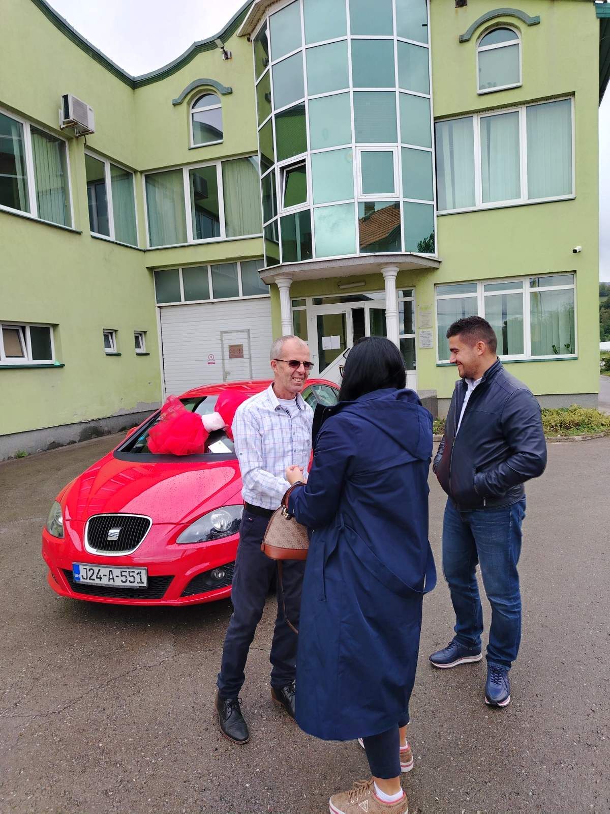 Iz Visokog sa ljubavlju: Neimax svom uposleniku Edinu Draguniću poklonio automobil