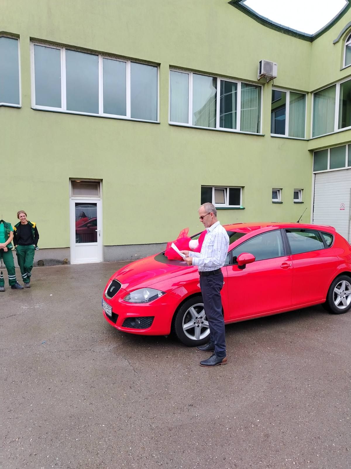 Iz Visokog sa ljubavlju: Neimax svom uposleniku Edinu Draguniću poklonio automobil