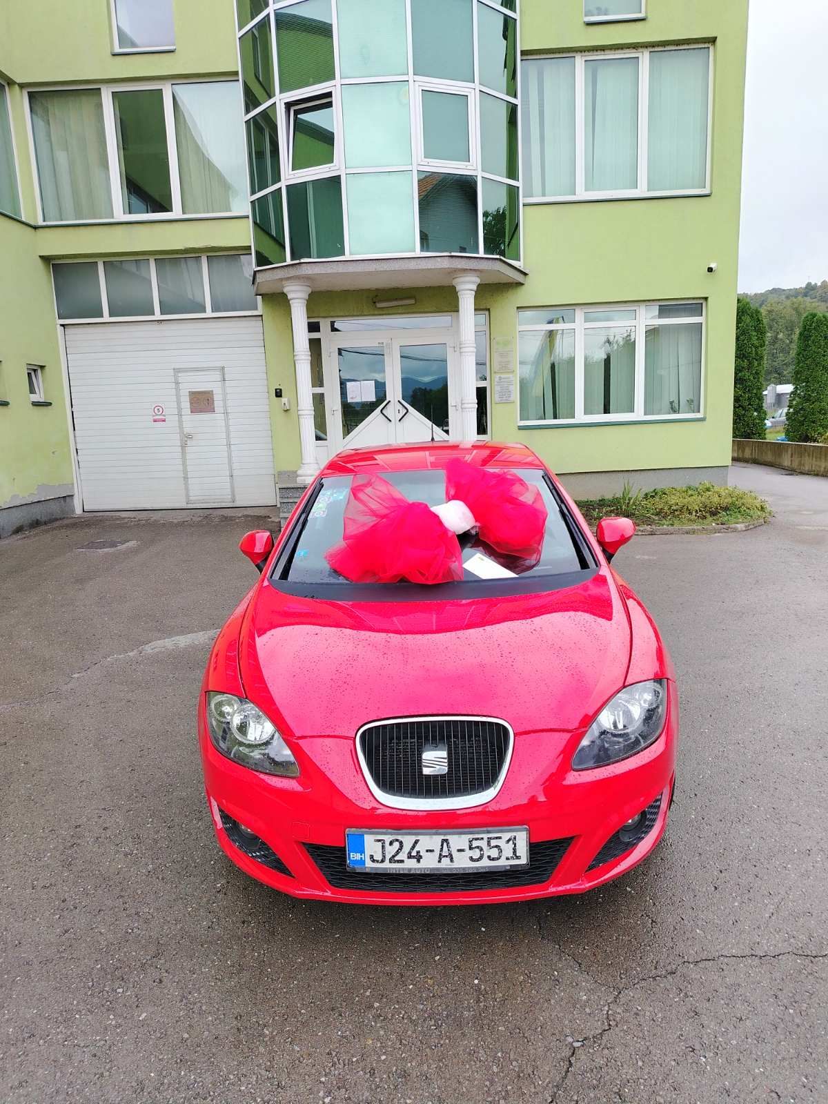 Iz Visokog sa ljubavlju: Neimax svom uposleniku Edinu Draguniću poklonio automobil