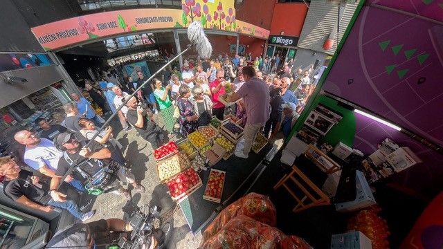 Nakon podijeljenih poklona i veselja u Merkuru, Enis nastavlja svoj put dalje