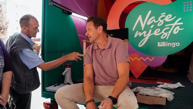 Nakon podijeljenih poklona i veselja u Merkuru, Enis nastavlja svoj put dalje