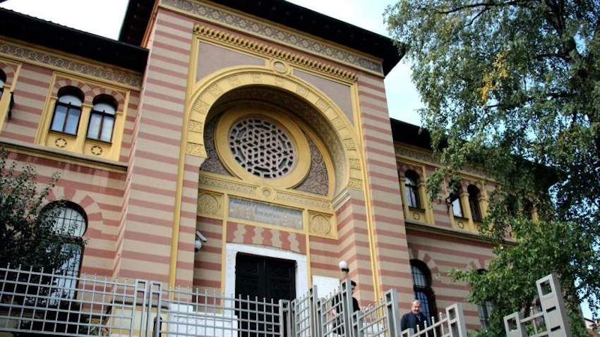 Mevludska svečanost u Čaršijskoj džamiji u Tešnju kao centralna manifestacija Medžlisa Tešanj povodom 12. rebiul-evela, dana rođenja Muhammeda a.s., održava se dugi niz godina