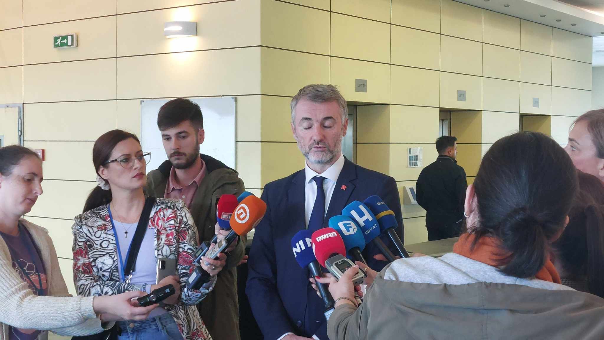 Sjednica je bila zakazana za 13 sati, ali je odgođena iz tehničkih razloga, tvrdi ministar