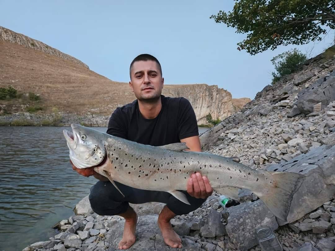 Ovaj jedinstvenim primjerak pastrmke, najveći ikada ulov u ovom jezeru