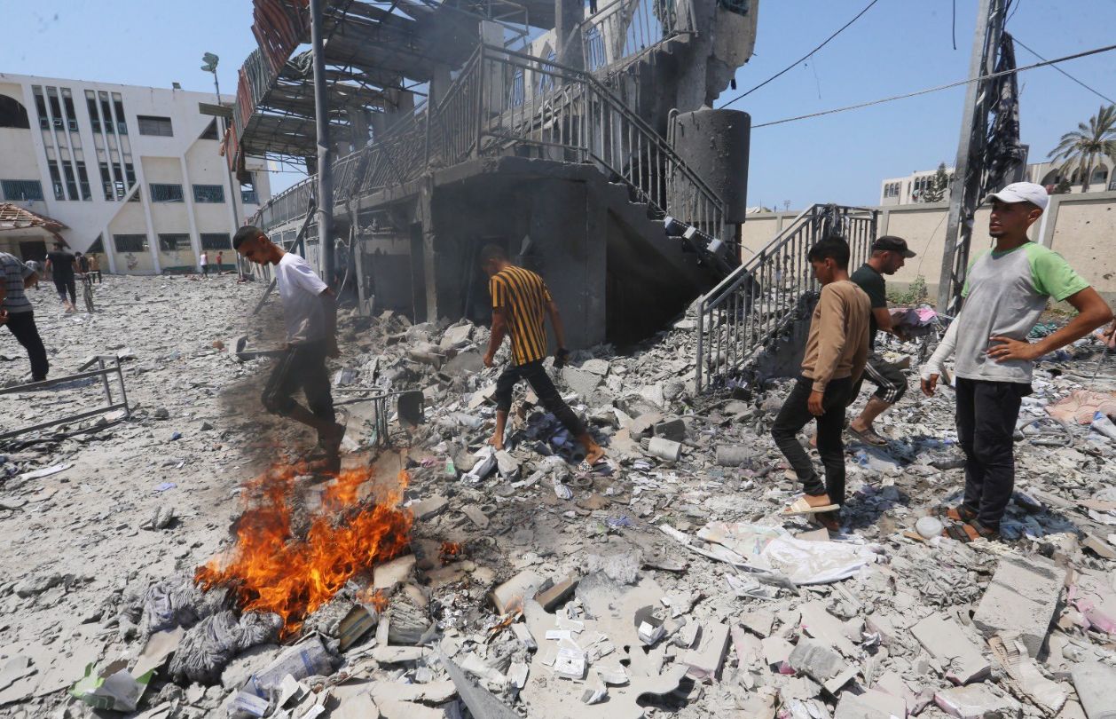 Mnogi ljudi su još uvijek zarobljeni ispod ruševina i na putevima jer spasioci ne mogu doći do njih