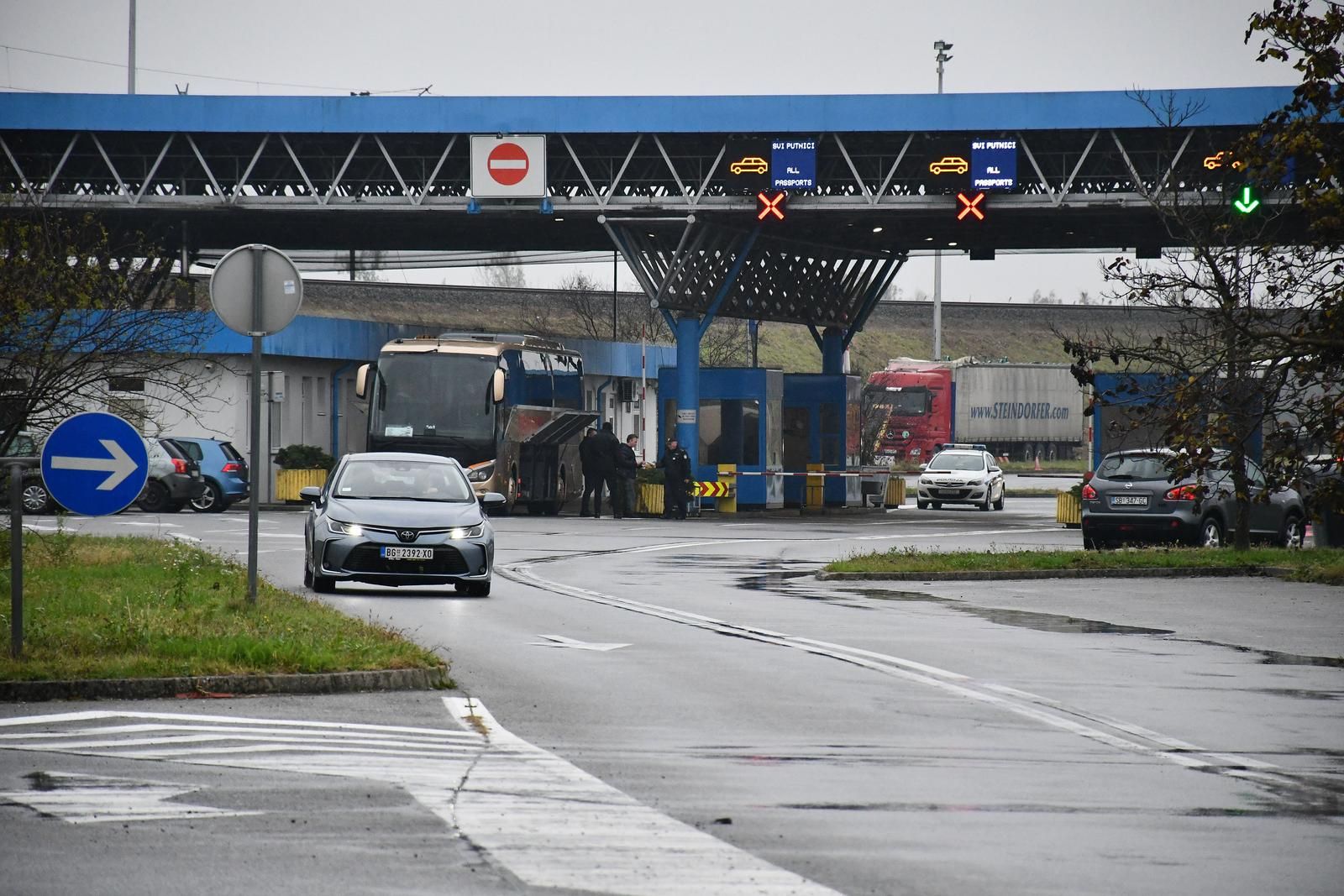 SAD razmatra sveobuhvatne zabrane putovanja za više od 40 zemalja