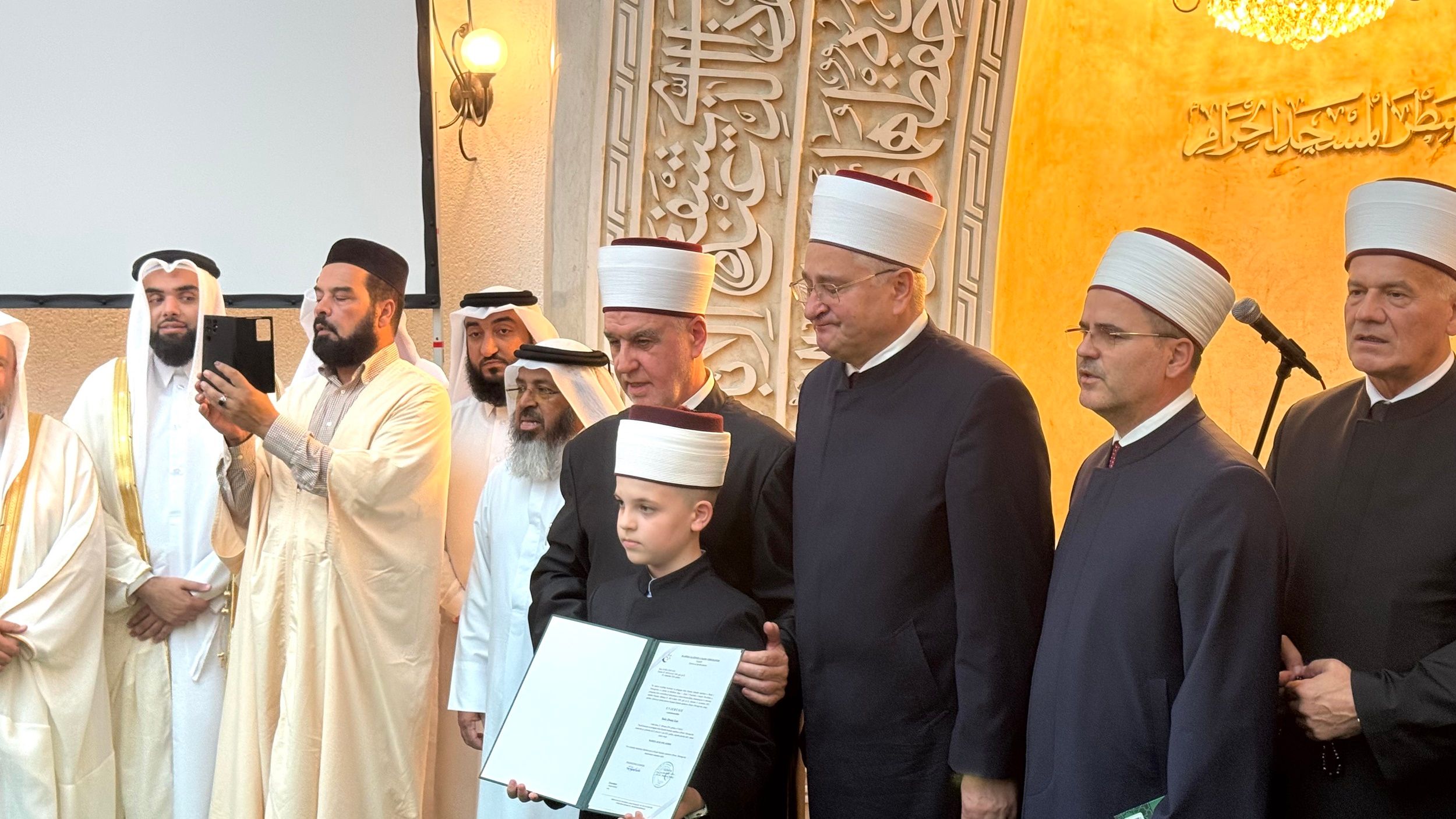 Osmogodišnji Enis je dječak izvanrednog pamćenja, koji je u dobi od pet i po godina već znao napamet 19 sura posljednjeg kur'anskog džuza