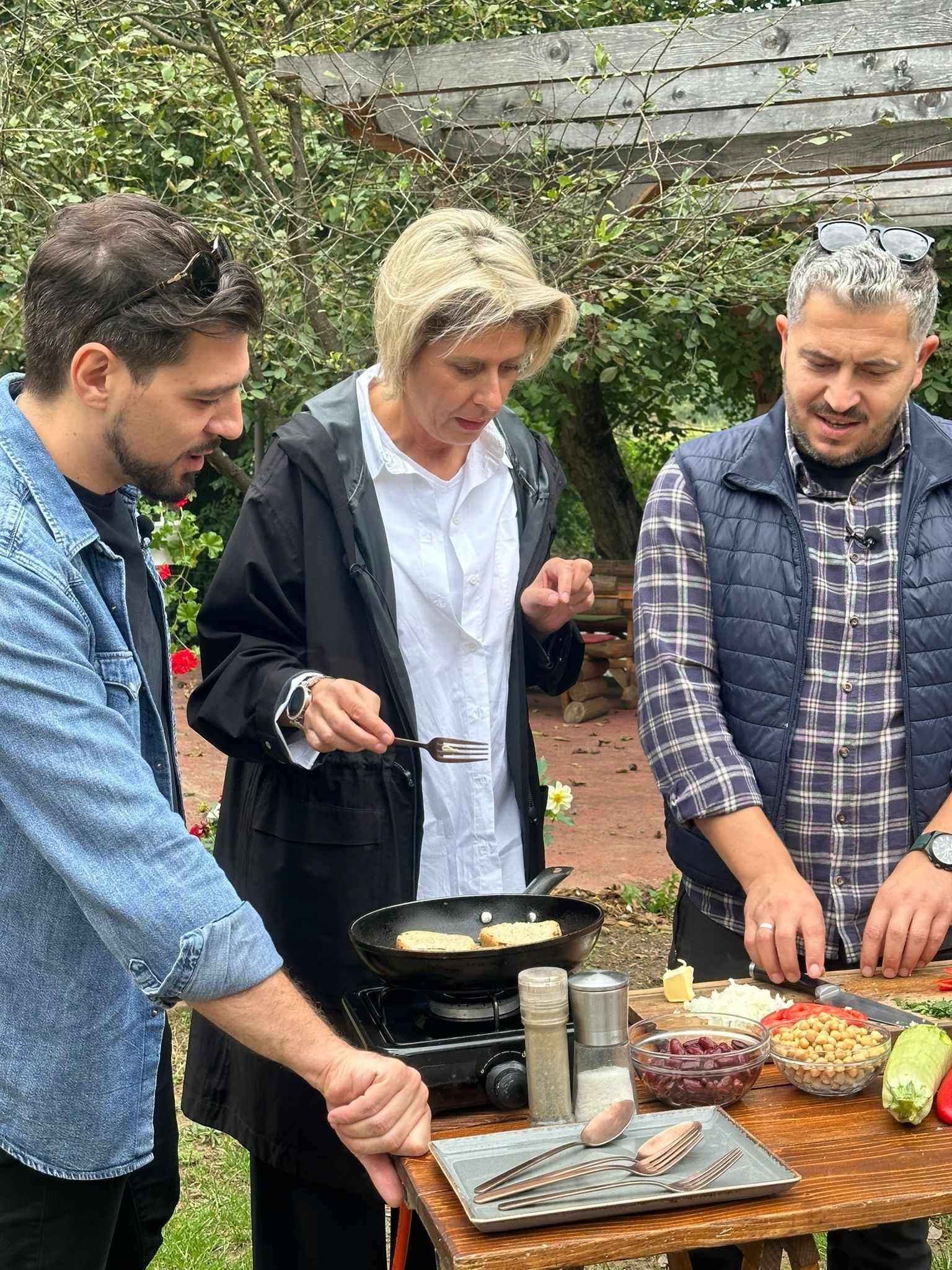 Naime, naš snimatelj Haris, poznat po svojoj snalažljivosti, našao se u situaciji koja je zahtijevala malo više od njegovih uobičajenih vještina