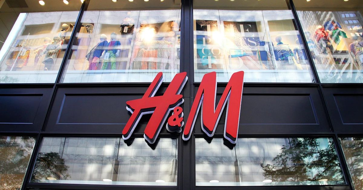 Prodavnice H&M širom svijeta nude bogat i raznovrstan asortiman ženske i muške odjeće, uključujući i odjeću za tinejdžere, djecu i bebe te modne dodatke.
