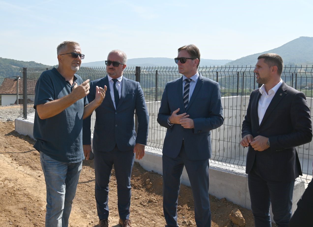 Hrnjić s poljoprivrednicima u Bužimu: Obećao više novca iz federalne kase