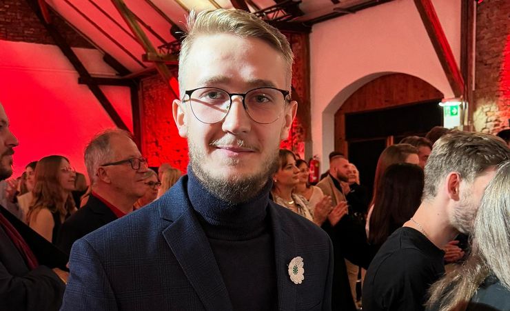 Ova nagrada nije samo priznanje njegovom trudu, već i poziv na akciju, podsticaj da se o ovim zločinima nikada ne prestane govoriti