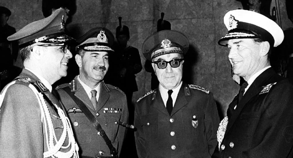 Kada su 1978. izbili intenzivni neredi, Hassan Toufanian i Amir Hossein Rabii namjeravali su izvršiti državni udar kako bi stabilizirali previranja u zemlji