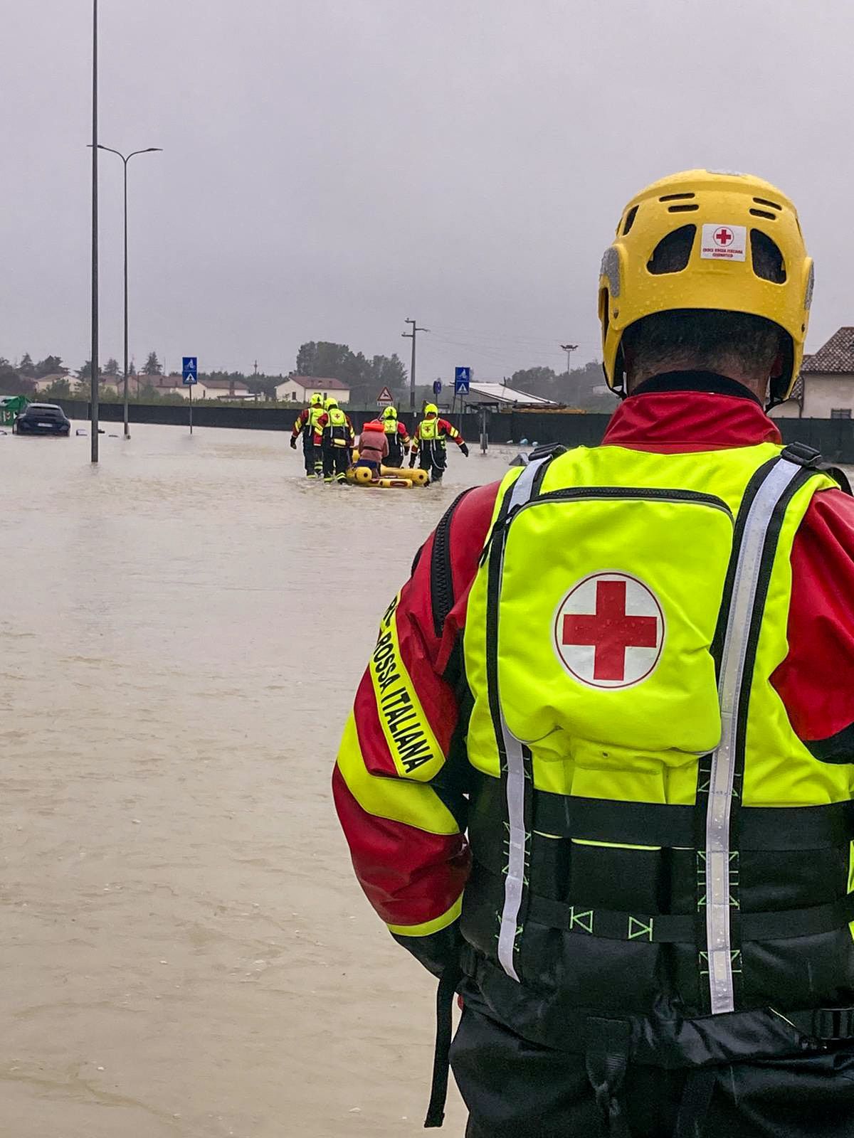 U italijanskoj pokrajini Emilija-Romanja koja je pogođena poplavama izazvanim obilnim kišama i dalje traje potraga za dvije osobe čiji je nestanak prijavljen u blizini grada Ravene
