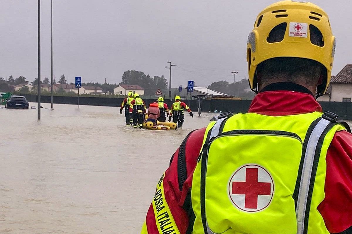 U italijanskoj pokrajini Emilija-Romanja koja je pogođena poplavama izazvanim obilnim kišama i dalje traje potraga za dvije osobe čiji je nestanak prijavljen u blizini grada Ravene