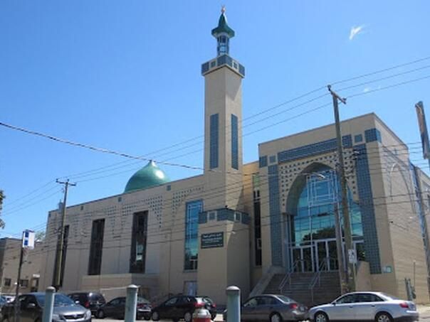 Nekoliko muškaraca je pristupilo osumnjičenom i zadobilo posjekotine po rukama, a jedan po tijelu