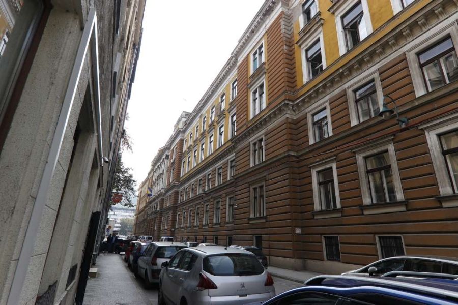 Policija je dojavu o postavljenoj bombi primila u 8.35 sati, nakon čega je zgrada Kantonalnog suda evakuisana.