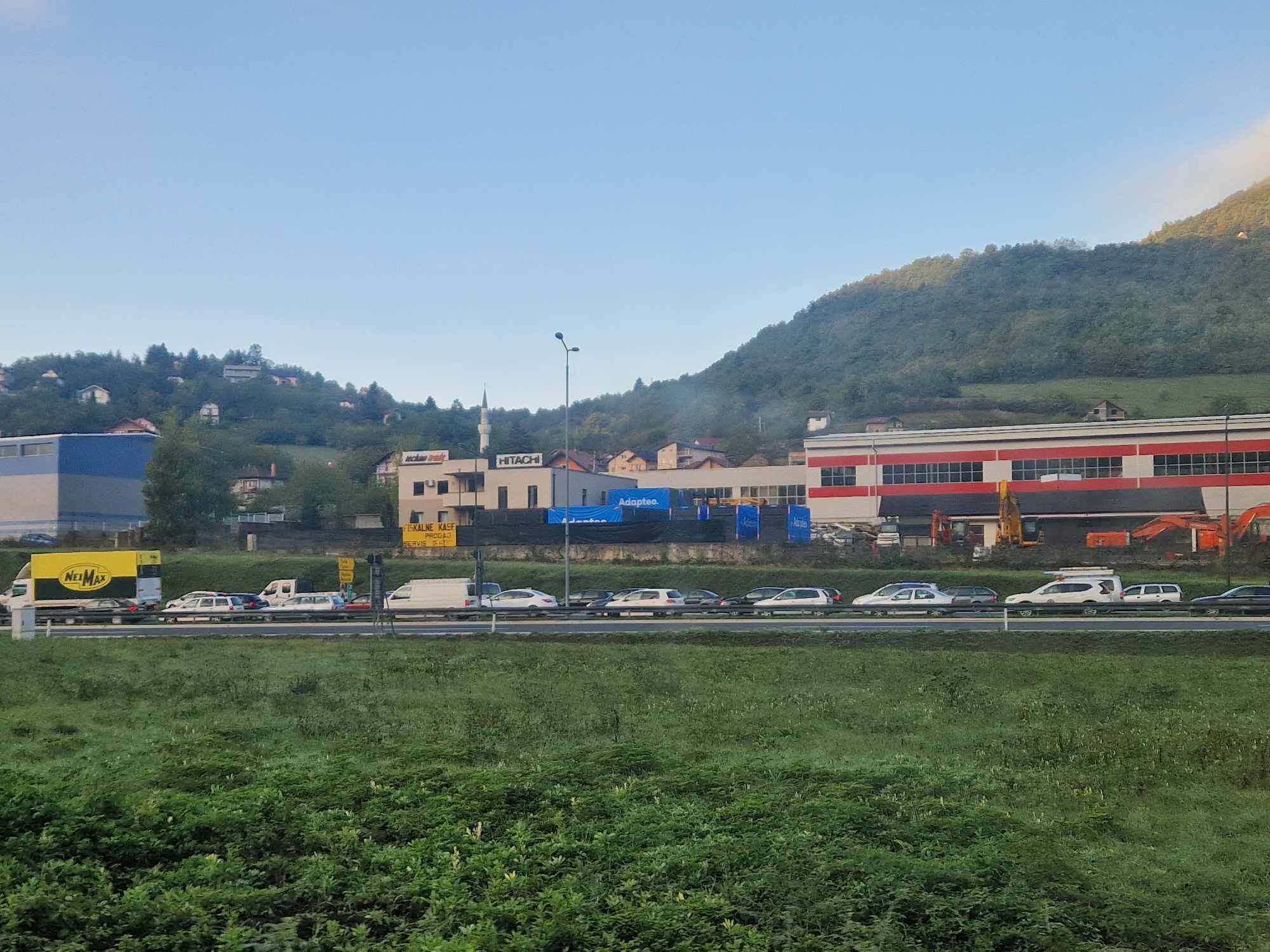 Gužve su nastale zbog saobraćajne nesreće koja se dogodila u 7.20 sati u tunelu Oštrik. U nesreći je učestvovalo četiri vozila.