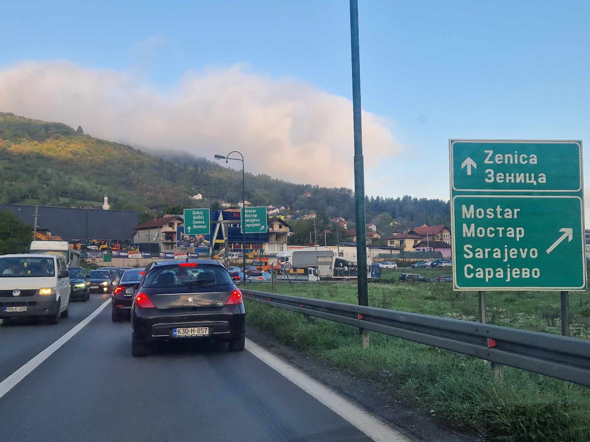 Gužve su nastale zbog saobraćajne nesreće koja se dogodila u 7.20 sati u tunelu Oštrik. U nesreći je učestvovalo četiri vozila.