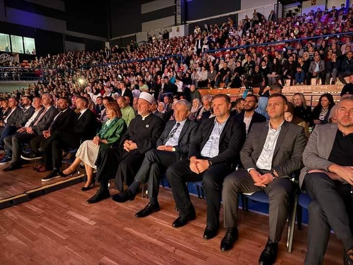 Obraćanje u svojstvu izaslanika reisul-uleme održao je Dževad Hodžić, direktor Uprave za obrazovanje i nauku Rijaseta IZBiH, koji je uručio i posebnu zahvalnicu načelniku Ajkuniću