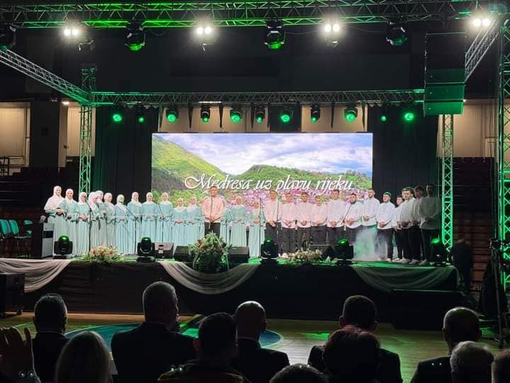Obraćanje u svojstvu izaslanika reisul-uleme održao je Dževad Hodžić, direktor Uprave za obrazovanje i nauku Rijaseta IZBiH, koji je uručio i posebnu zahvalnicu načelniku Ajkuniću