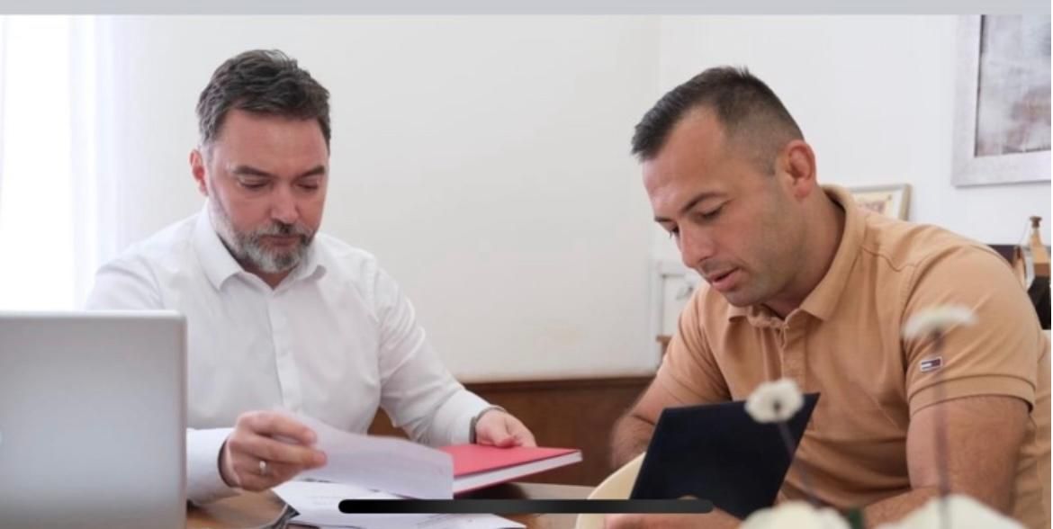 Podsjećaju da zaposlenici Oružanih snaga BiH prema zakonu ne smiju biti politički eksponirani ni na koji način