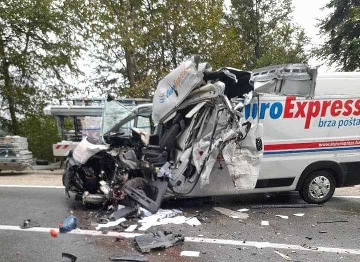 Na svu sreću nema povrijeđenih osoba. Vozač kombija je prebačen u bolnicu u Livno zbog predostrožnosti i pretraga. 