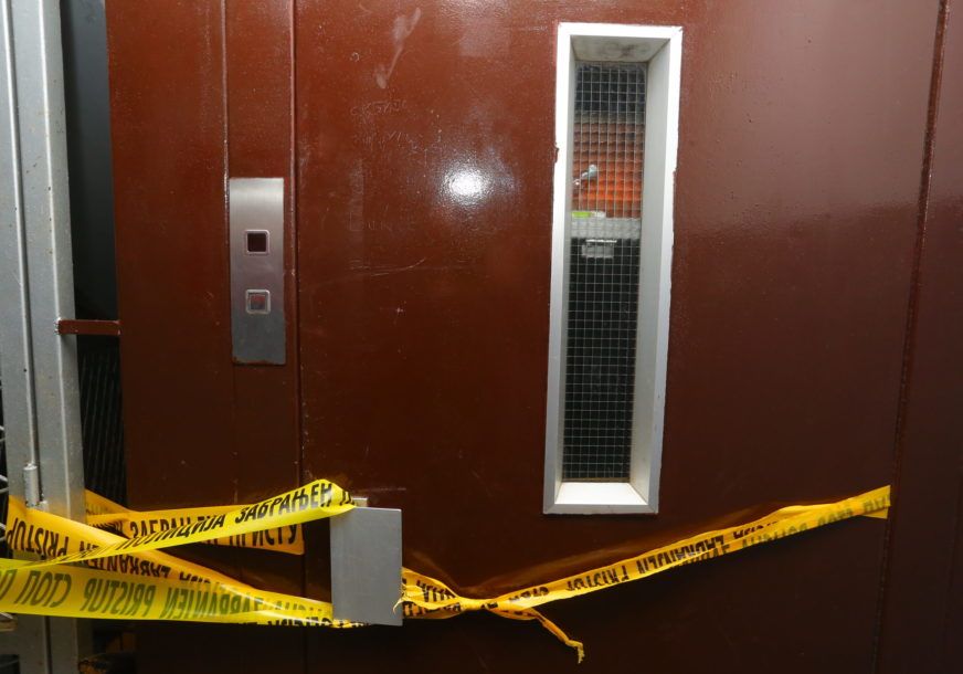 Pouzdano se zna da je stradala od lifta koji služi za transport robe iz podrumskog dijela, tačnije magacina, u prodajni prosto