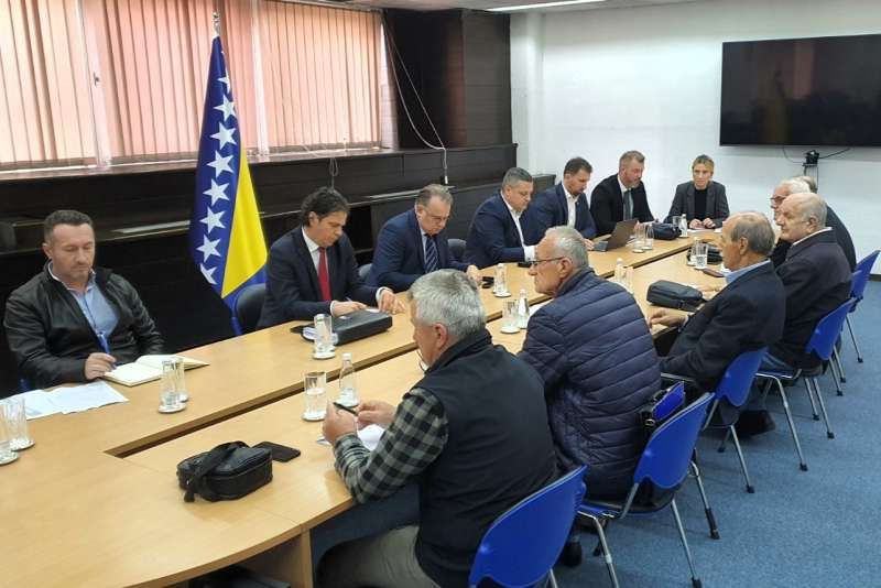 Penzioneri se ne šale, ispred zgrade Vlade FBiH stigao autobus
