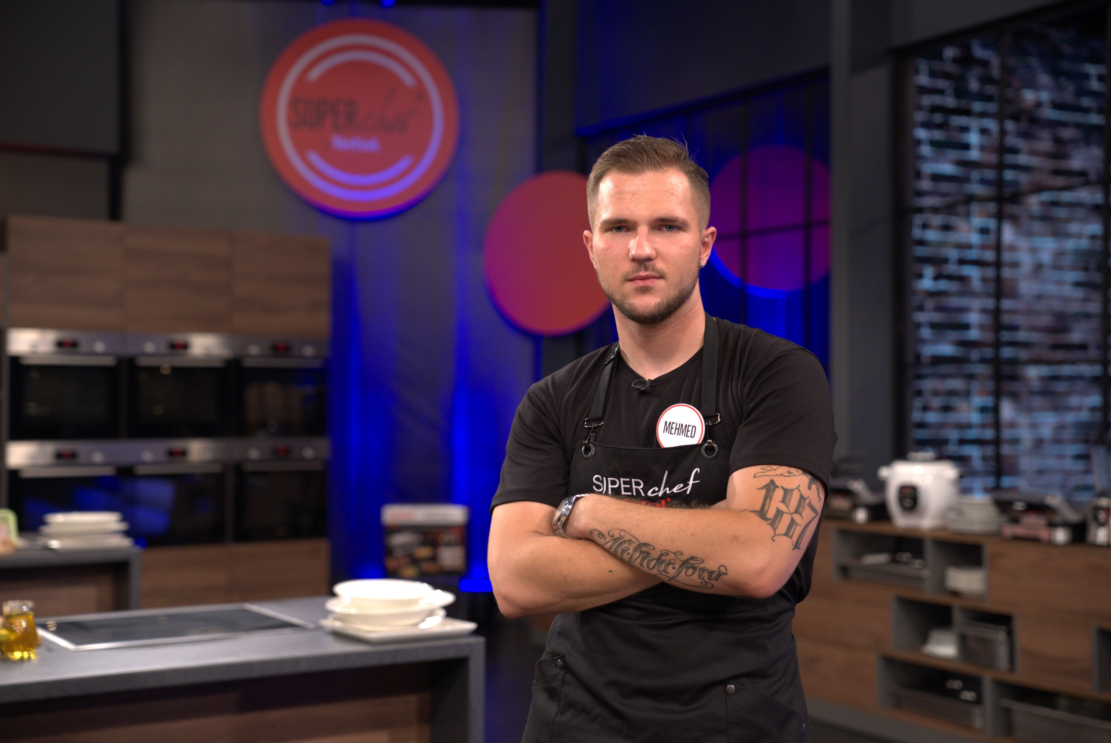 Kuhanjem se profesionalno bavi, a često istražuje i različite kulture povezane s kuhinjom