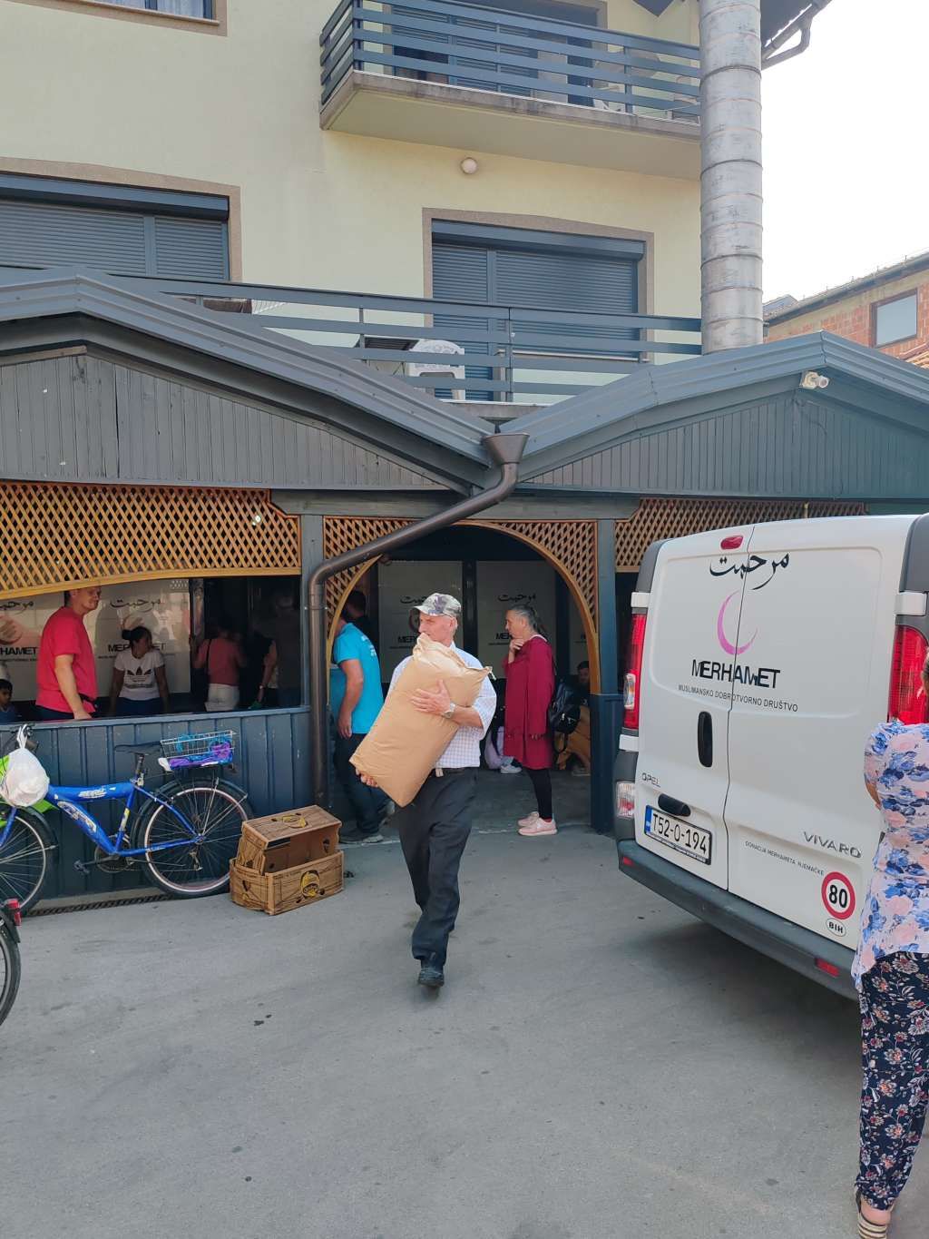 Merhamet Bihać podijelio 100 humanitarnih paketa
