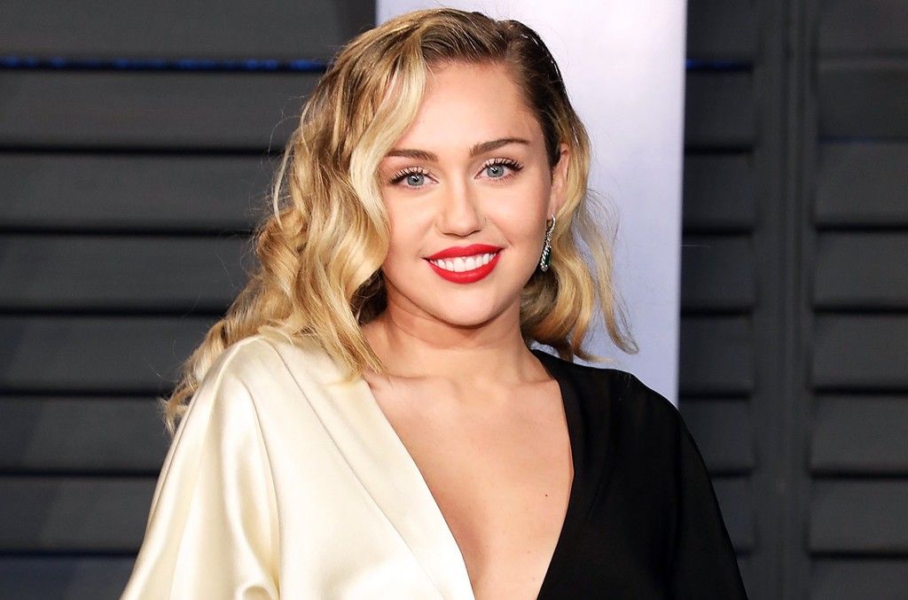 U tužbi se navodi da je Miley "namjerno" učinila tekst, melodiju i tehničke detalje sličnim s pomenutom pjesmom, a iza tužbe navodno ne stoji Bruno Mars