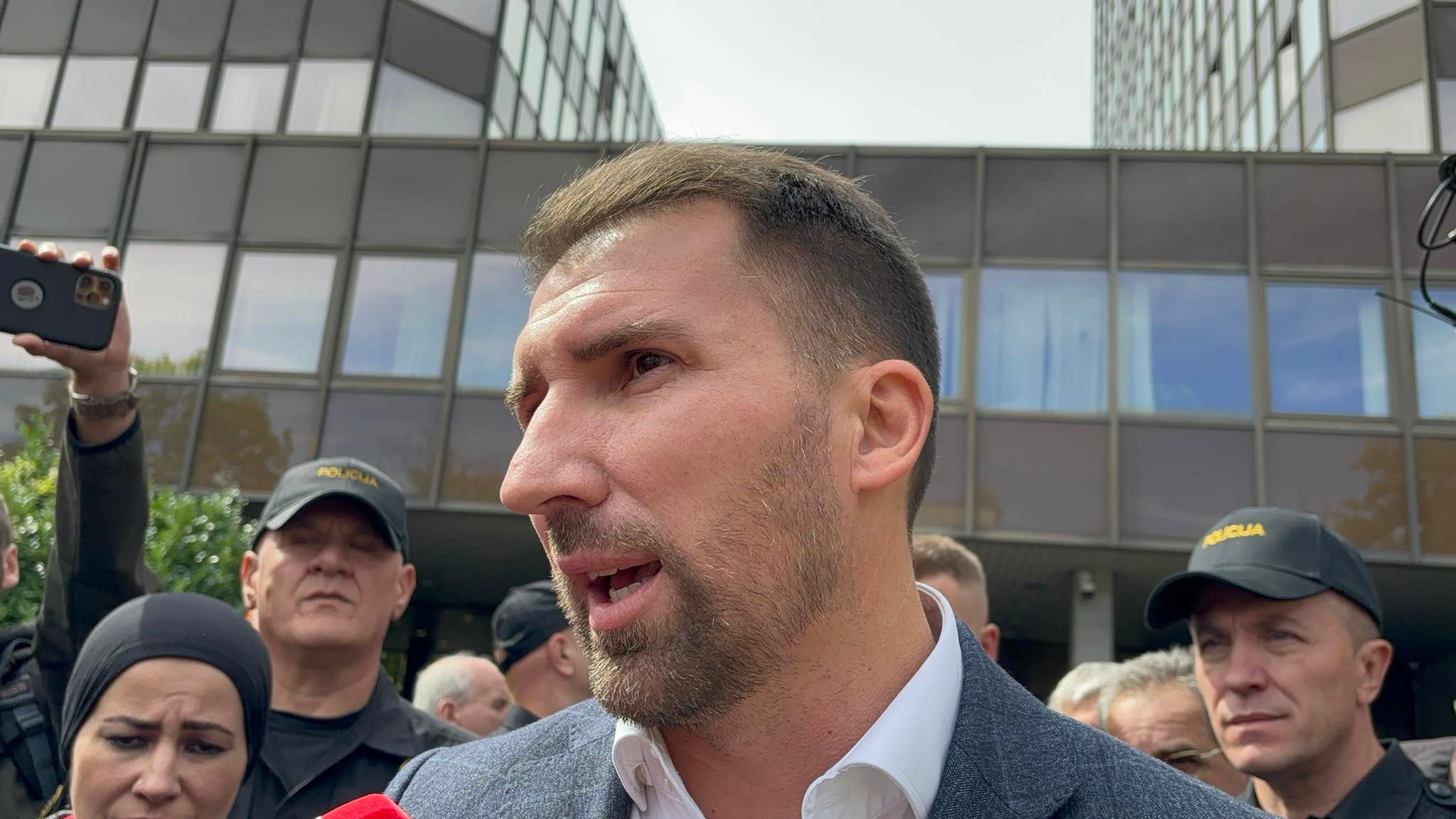 Pitam te kao čovjeka, imaš ženu, djecu... učini nam, vidiš da narod nema šta da jede