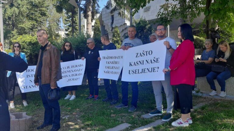 Rok za useljenje je ”probijen”. Zbog toga su održali mirno okupljanje jer traže rješenje za situaciju u koju ih je, kako navode, doveo investitor