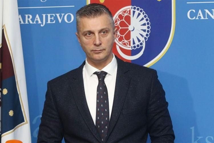 U slučaju daljeg odbijanja zakazivanja sjednice, zahtijevam hitno pokretanje postupka za smjenu predsjedavajućeg zbog opstrukcije rada