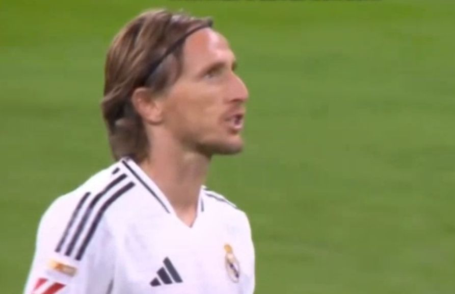 Sudija je razbjesnio i Luku Modrića. Kapiten Reala ušao je u igru u 69. minuti.