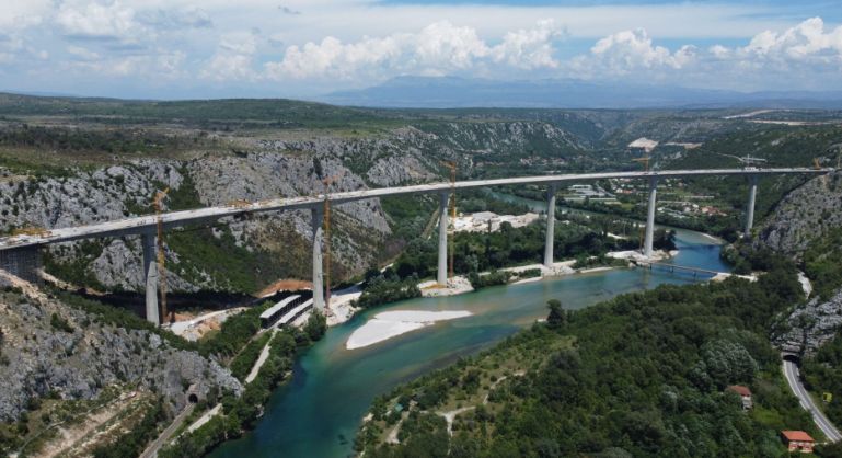 U današnjem izdanju emisije „Dobar dan, BiH“ bavimo se otvaranjem jednog od dosad najvećih građevinskih poduhvata na trasi koridora 5C, u narodu poznat kao počiteljski most.