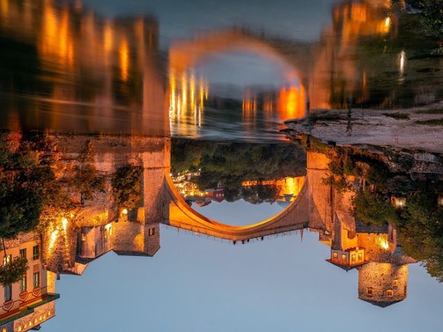 Tu su i neizbježni „jumbo plakati“ sa kojih nas gledaju teško i karikaturalno retuširana lica kandidata