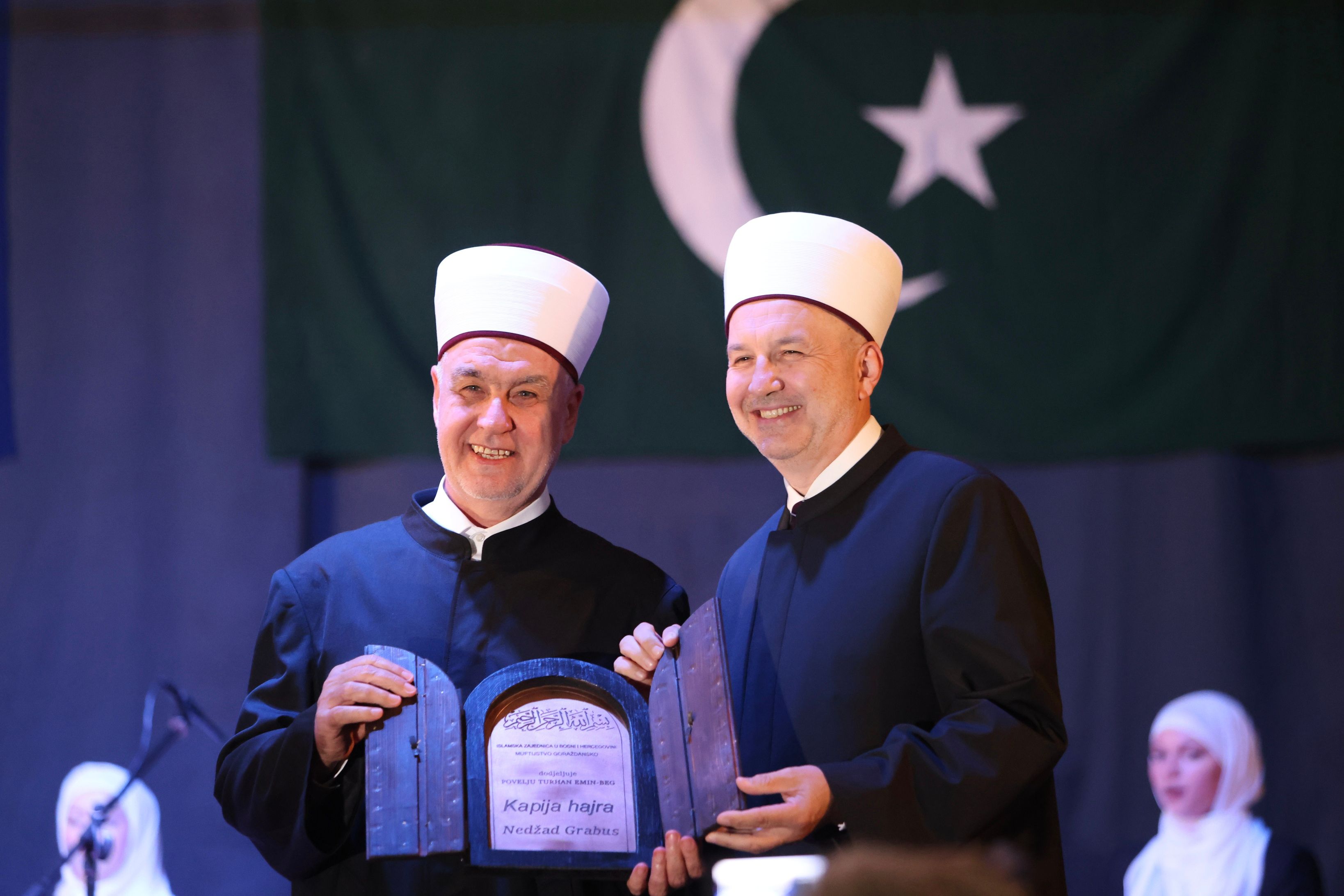 Priznanja dobitnicima uručio je reisul-ulema Islamske zajednice u Bosni i Hercegovini Husein-ef. Kavazović, kazavši da su u pitanju ljudi koji ovakvo priznanje zaslužuju.