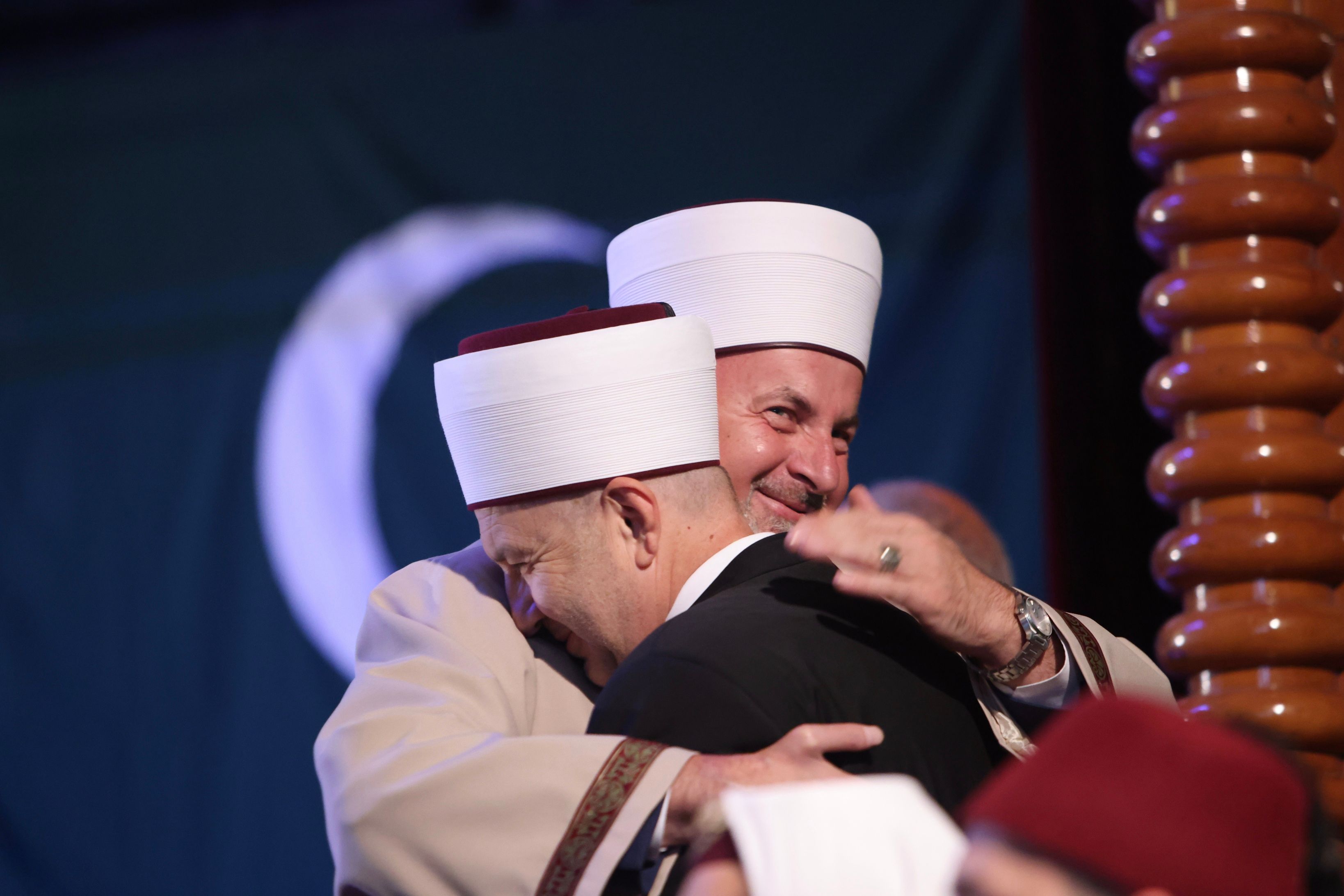 Priznanja dobitnicima uručio je reisul-ulema Islamske zajednice u Bosni i Hercegovini Husein-ef. Kavazović, kazavši da su u pitanju ljudi koji ovakvo priznanje zaslužuju.