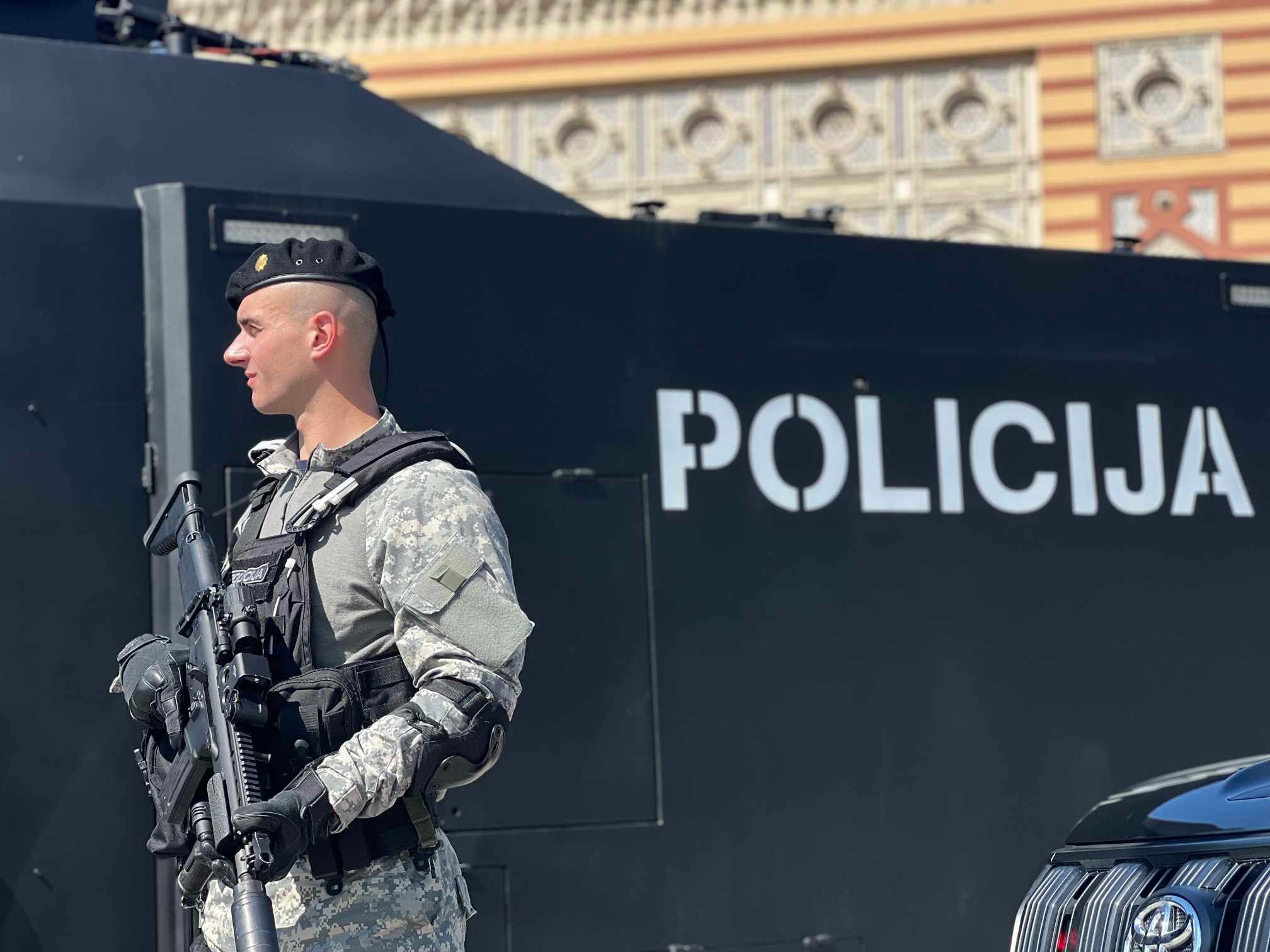 Nabavka tri Roschel vozila je izvršena u okviru strateškog opremanja i jačanja policije u Kantonu Sarajevo