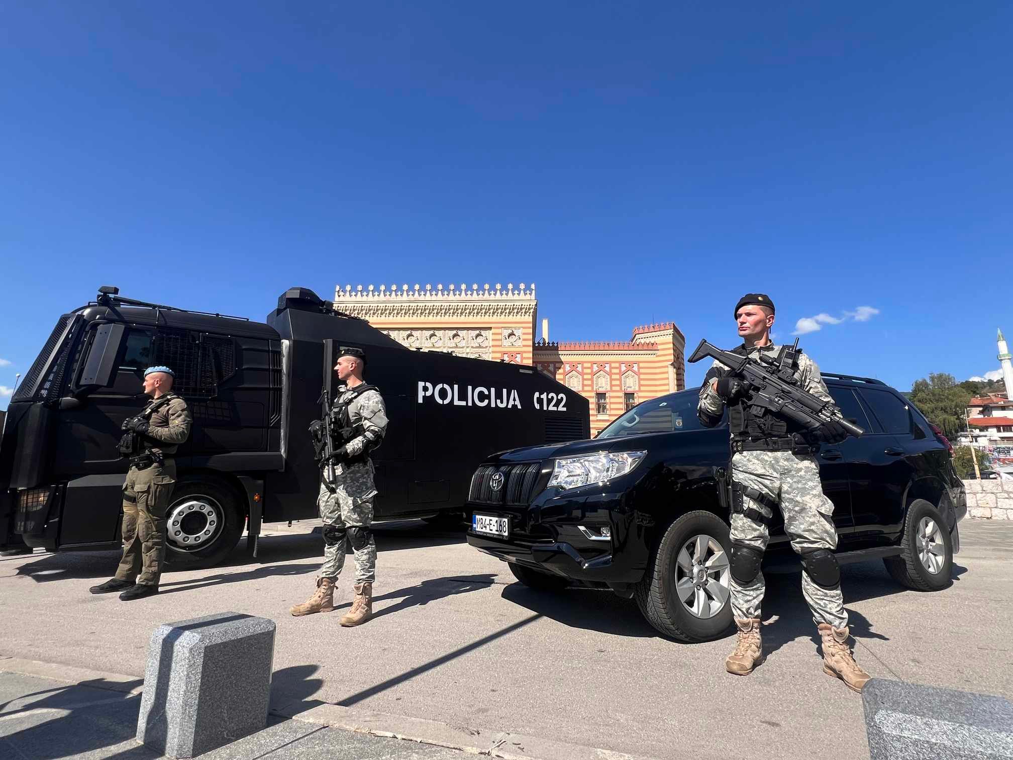 Nabavka tri Roschel vozila je izvršena u okviru strateškog opremanja i jačanja policije u Kantonu Sarajevo