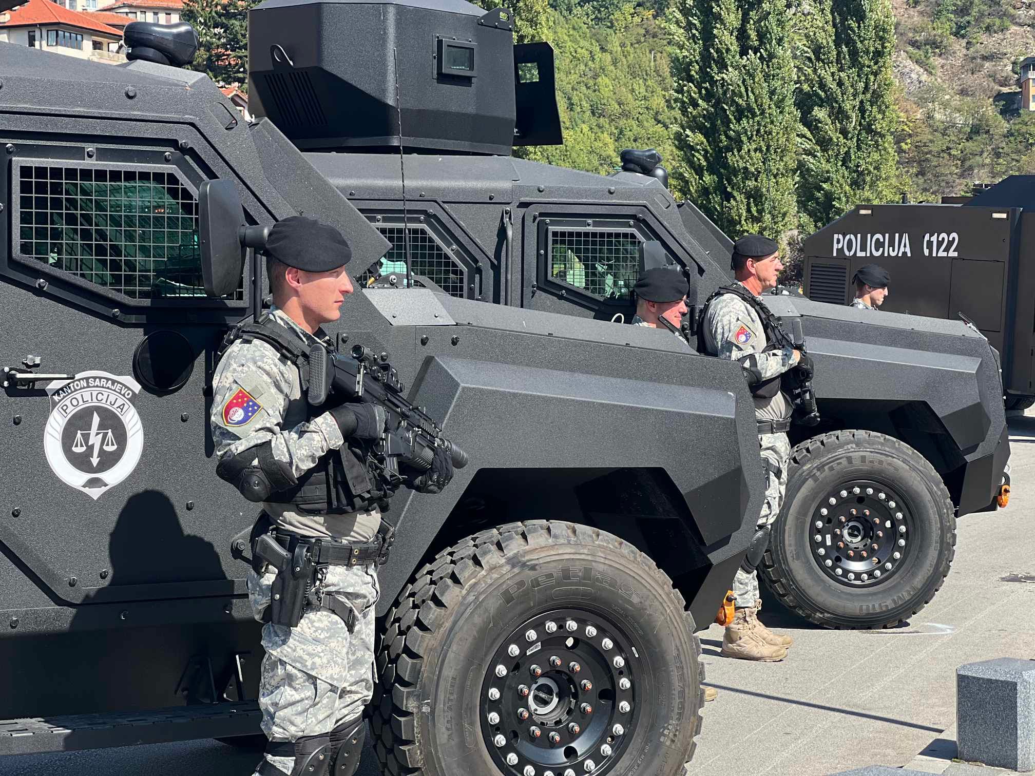 Nabavka tri Roschel vozila je izvršena u okviru strateškog opremanja i jačanja policije u Kantonu Sarajevo