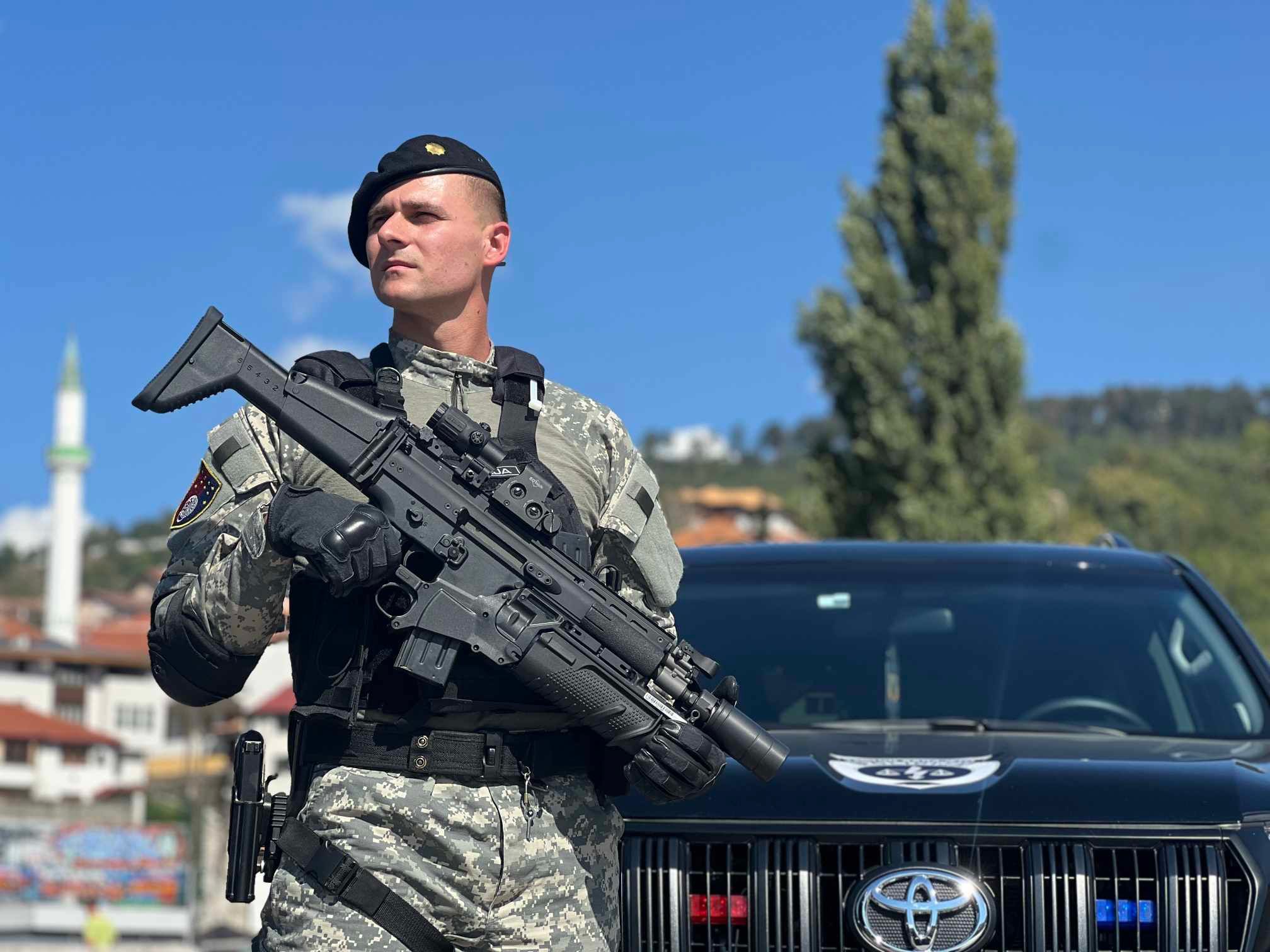 Nabavka tri Roschel vozila je izvršena u okviru strateškog opremanja i jačanja policije u Kantonu Sarajevo