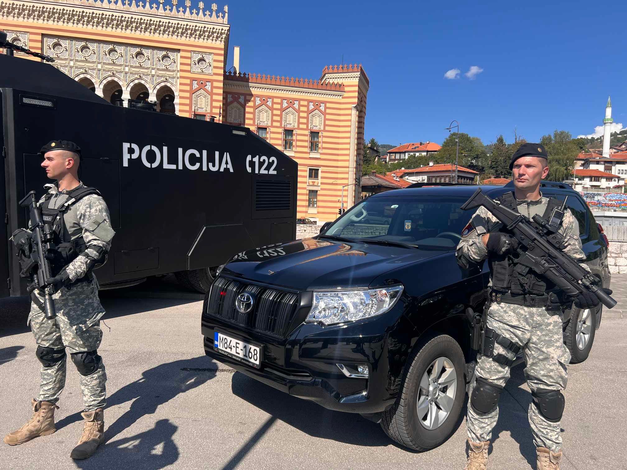 Nabavka tri Roschel vozila je izvršena u okviru strateškog opremanja i jačanja policije u Kantonu Sarajevo