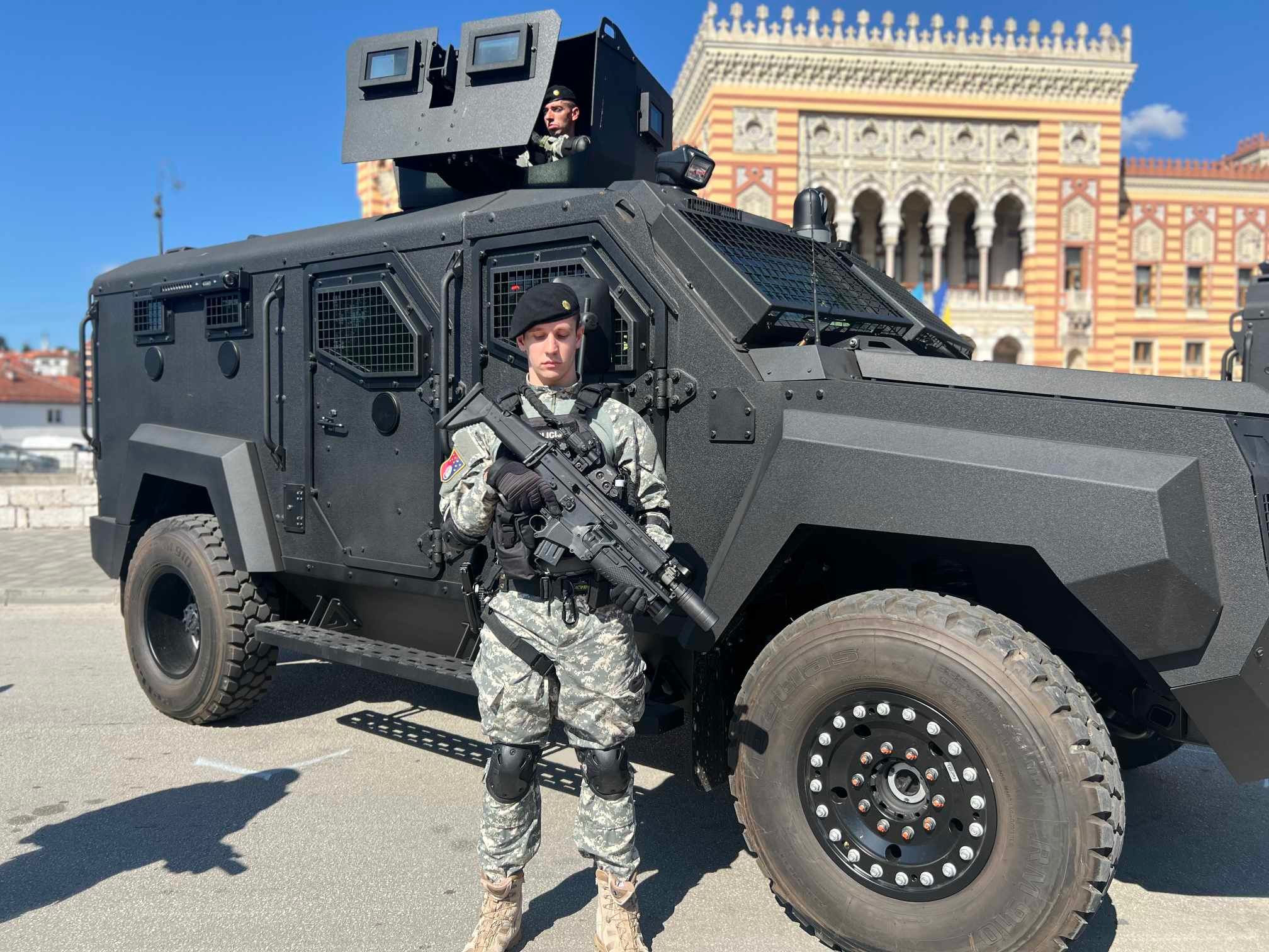 Nabavka tri Roschel vozila je izvršena u okviru strateškog opremanja i jačanja policije u Kantonu Sarajevo