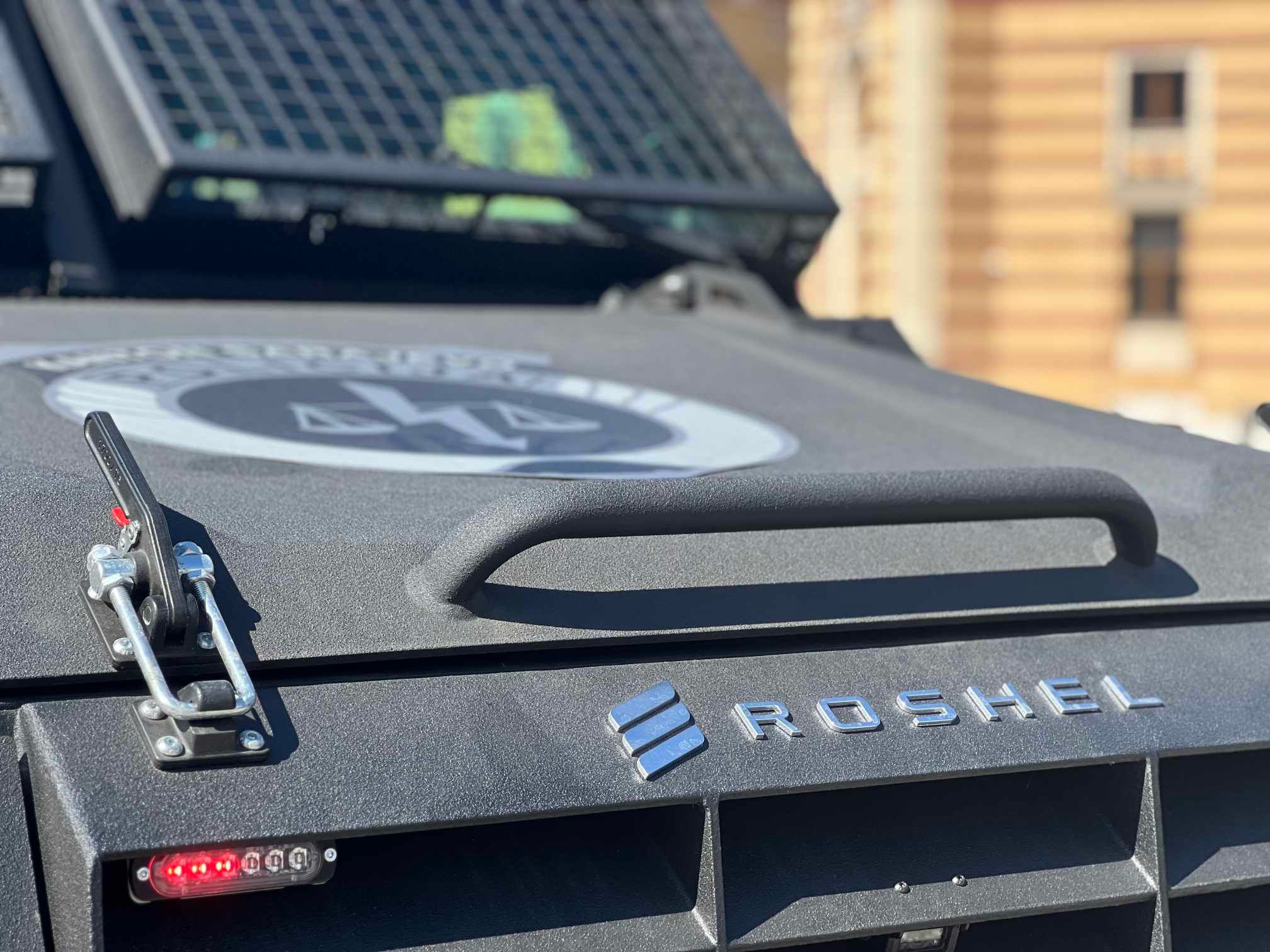 Nabavka tri Roschel vozila je izvršena u okviru strateškog opremanja i jačanja policije u Kantonu Sarajevo