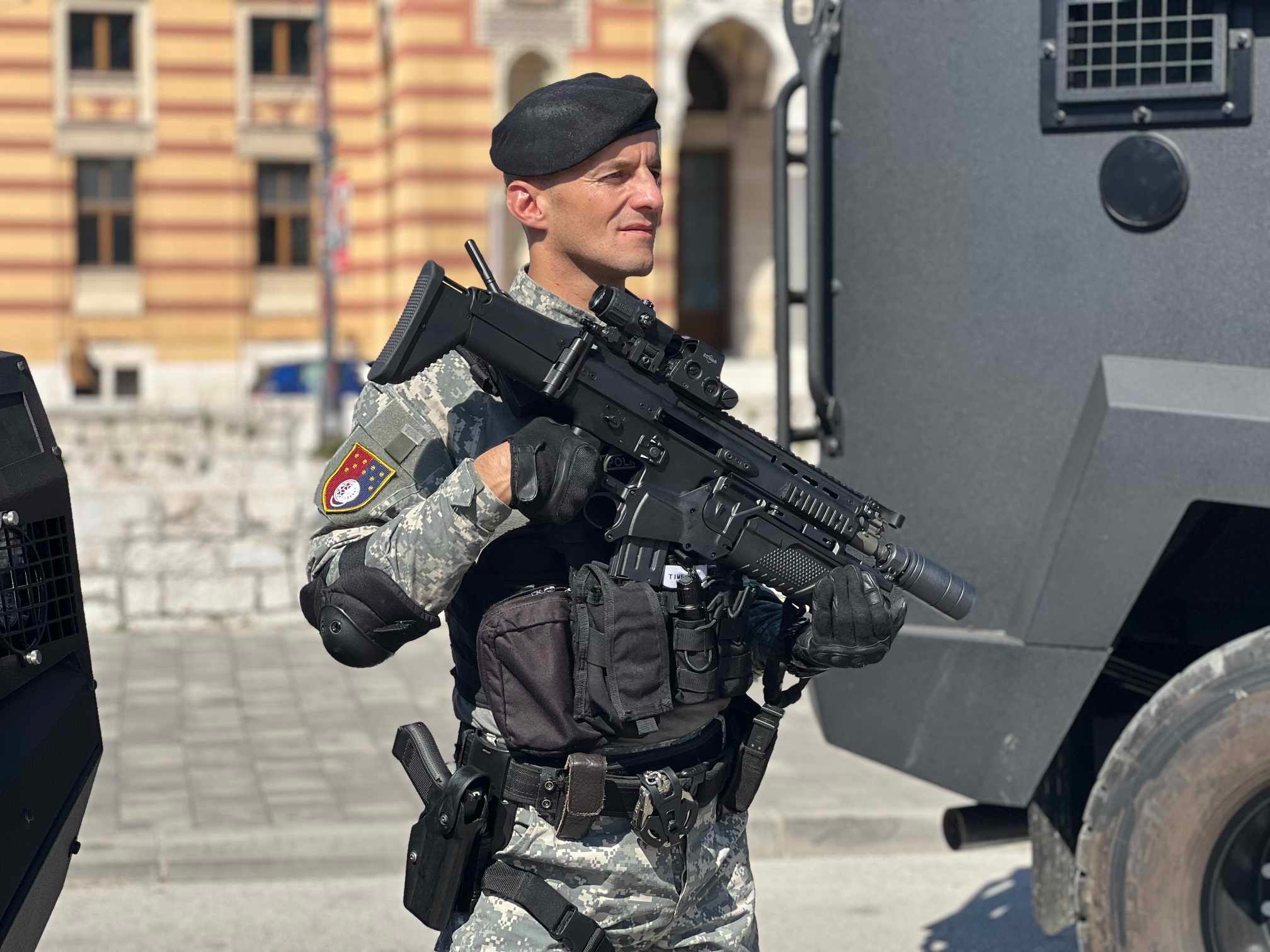 Nabavka tri Roschel vozila je izvršena u okviru strateškog opremanja i jačanja policije u Kantonu Sarajevo