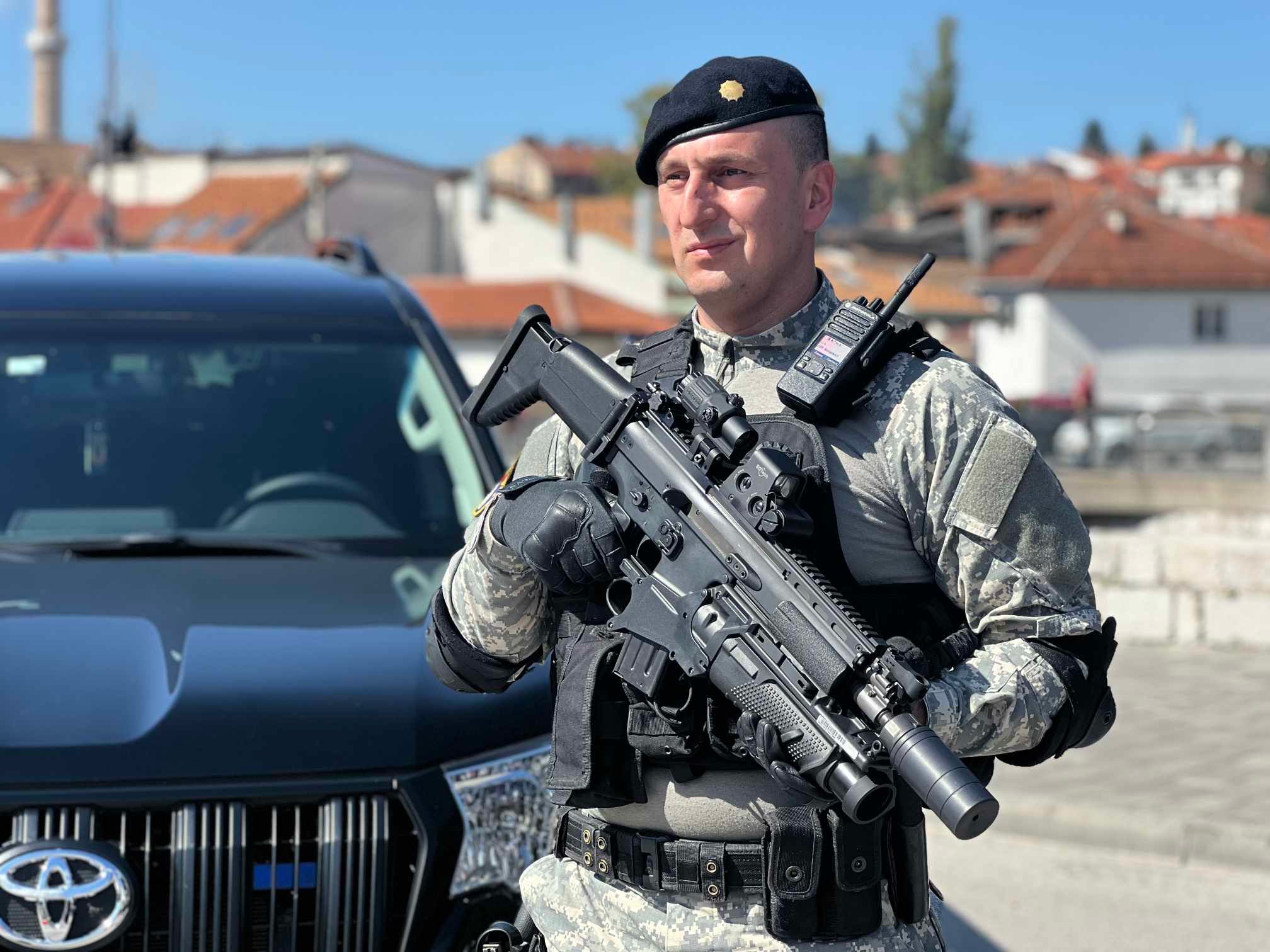 Nabavka tri Roschel vozila je izvršena u okviru strateškog opremanja i jačanja policije u Kantonu Sarajevo