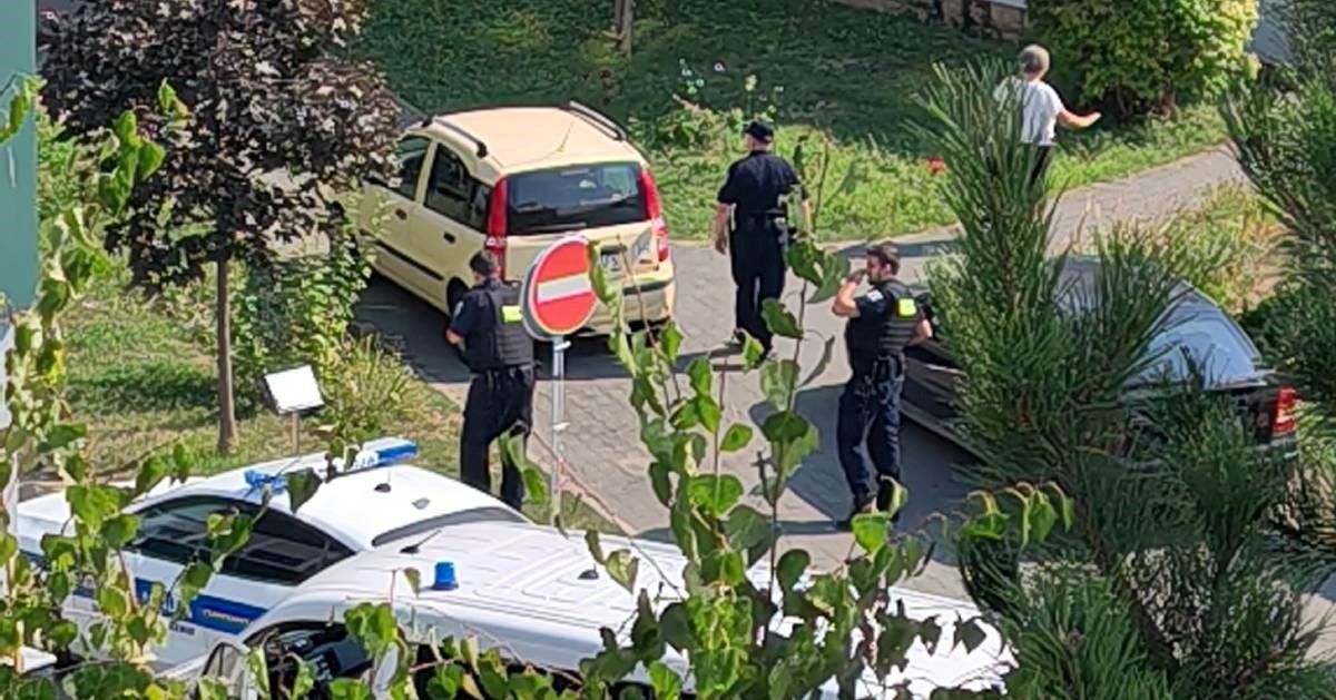 Policija je na mjestu događaja i postupanje je u toku. Traju pregovori.